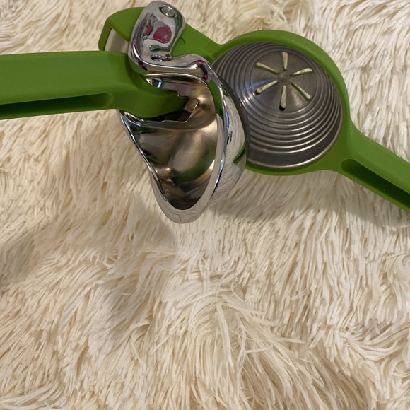 Chef’n hand juicer. Very heavy duty and excellent shape. 2 lime bowls included! - Picture 3 of 9